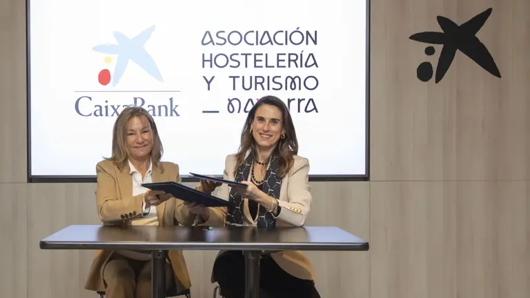 La presidenta de la Asociaci&oacute;n de Hosteler&iacute;a y Turismo de Navarra la directora de la territorial Ebro, Isabel Moreno. CAIXABANK