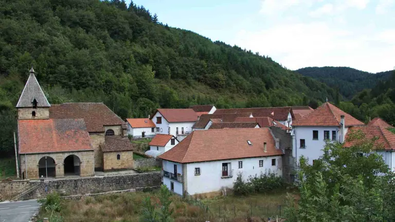 Vista de la localidad navarra de Izalzu / XABIER ESKISABEL -WIKIPEDIA