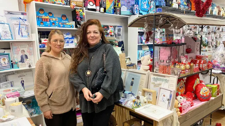 Farida Hamira y Mar&iacute;a Luisa Dur&aacute;n en la tienda de regalos Okasio en Pamplona. Navarra.com
