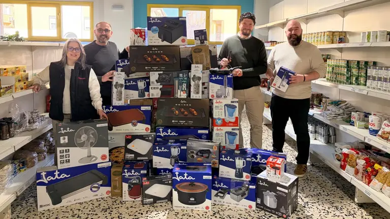 Jata dona 200 electrodom&eacute;sticos   a Villa Javier - Tudela Comparte para equipar un piso de acogida. CEDIDA