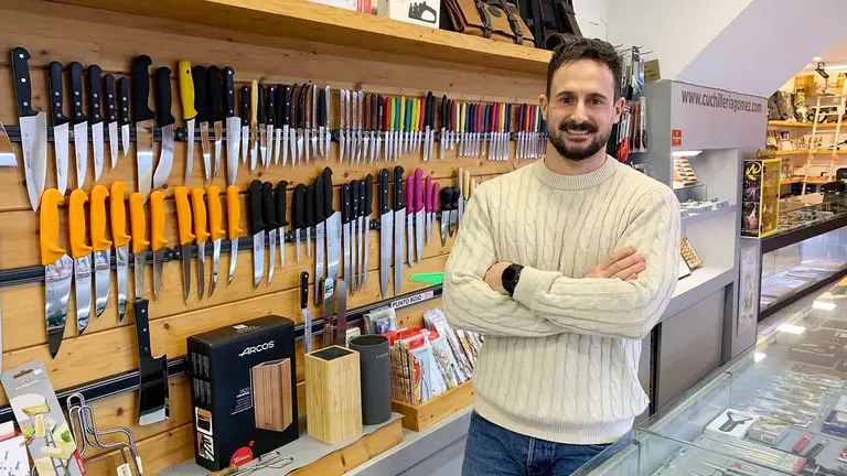 Javi G&oacute;mez Mart&iacute;nez en la cuchilller&iacute;a que lleva su apellido en Pamplona. Navarra.com