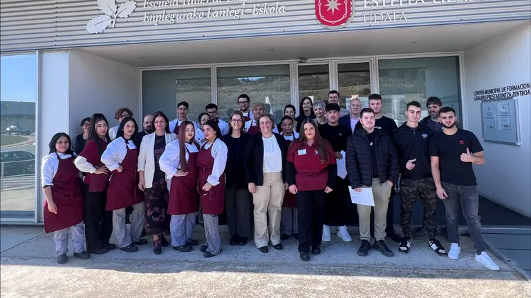 Foto de familia de la clausura del taller de empleo en Estella. CEDIDA