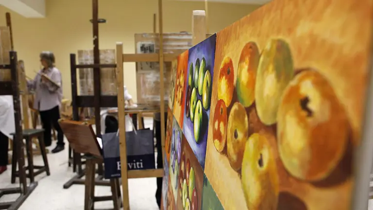 Un taller de pintura en la  Escuela de Arte Catalina de Osc&aacute;riz. AYUNTAMIENTO DE PAMPLONA