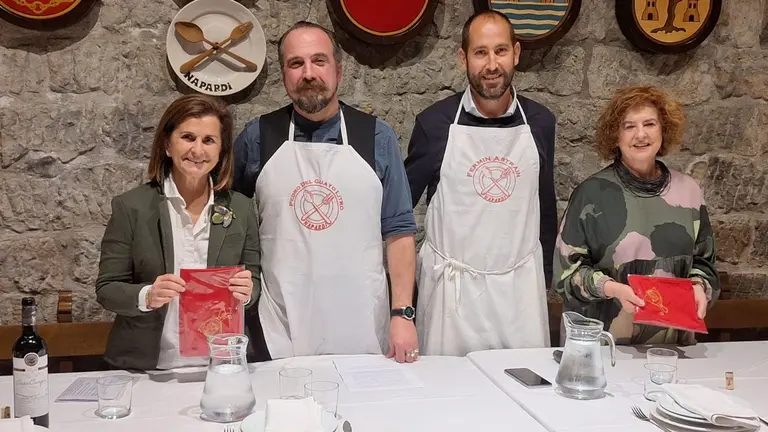 De izquierda a derecha: Mariv&iacute; Argu&ntilde;ano, Pedro del Guayo (vicepresidente de Napardi), Ferm&iacute;n Astrain (presidente de Napardi) y Ana Lezcano. CEDIDA