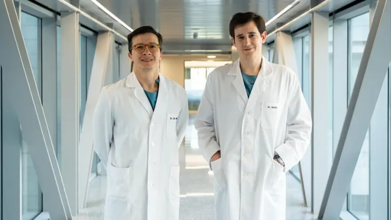 Los Dres. Jorge de Abajo y Carlos Gal&aacute;n, especialistas de Otorrinolaringolog&iacute;a de la Cl&iacute;nica Universidad de Navarra, que organizan un curso sobre cirug&iacute;a tiroidea. CL&Iacute;NICA UNIVERSIDAD DE NAVARRA