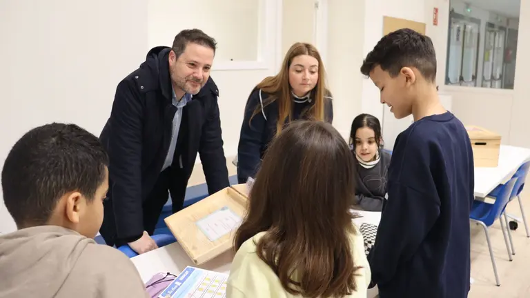El alcalde de Tudela, Alejandro Toquero, participa en la inauguraci&oacute;n del nuevo aula. AYUNTAMIENTO DE TUDELA