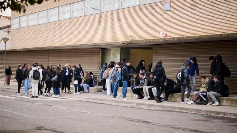 Estudiantes acceden al I.E.S.O. La Paz de Cintru&eacute;nigo. PABLO LASAOSA