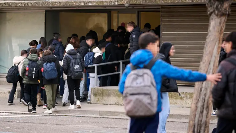 Estudiantes acceden al I.E.S.O. La Paz de Cintru&eacute;nigo. PABLO LASAOSA