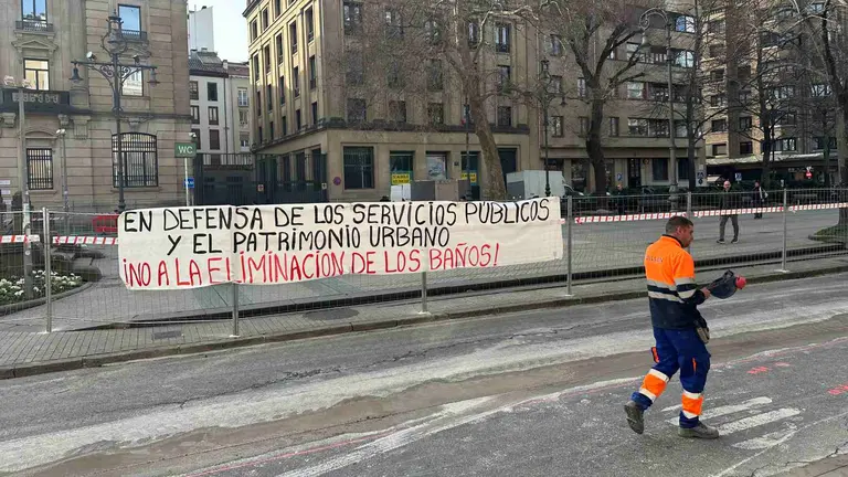 Carteles con protestas por el cierre de los ba&ntilde;os del paseo de Sarasate en Pamplona.