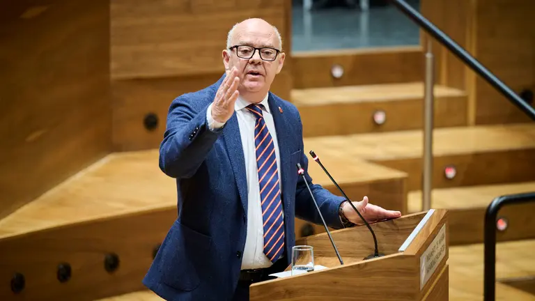 Emilio Jim&eacute;nez, parlamentario de Vox, durante el Pleno del Parlamento de Navarra. PABLO LASAOSA