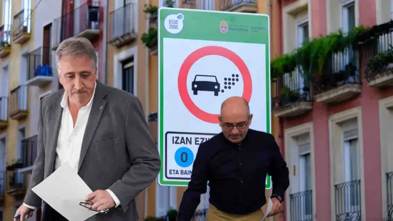 Asiron y Abaurrea, frente a la imagen del cartel indicativo de la Zona de Bajas Emisiones