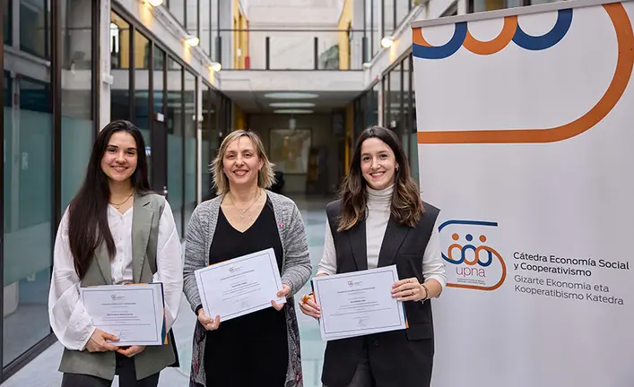 &Aacute;frica Carrillo de Albornoz (finalista), Imelda Cillero (ganadora) y Rosa Jim&eacute;nez (finalista), tras la entrega de premios. UNIVERSIDAD P&Uacute;BLICA DE NAVARRA