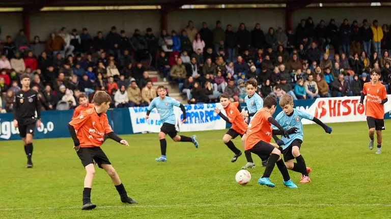 Un partido de la final del Torneo Interescolar de Osasuna de 2025 celebrado con el formato de F&uacute;tbol 8 en Tajonar.