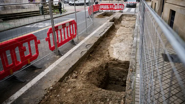 Restos arqueol&oacute;gicos descubiertos en la obras de reurbanizaci&oacute;n del Paseo Sarasate. PABLO LASAOSA