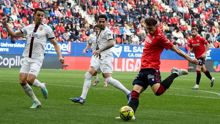 Ante Budimir (17. CA Osasuna) durante el partido de La Liga EA Sports entre CA Osasuna y RCD Mallorca disputado en el estadio de El Sadar en Pamplona. I&Ntilde;IGO ALZUGARAY