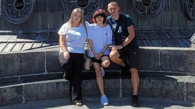 Oleksandra, la ni&ntilde;a ucraniana de 13 a&ntilde;os que ha fallecido en Pamplona, en una imagen junto a sus padres.