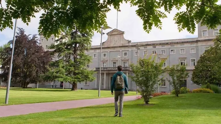 Un estudiante en el campus de la Universidad de Navarra.
