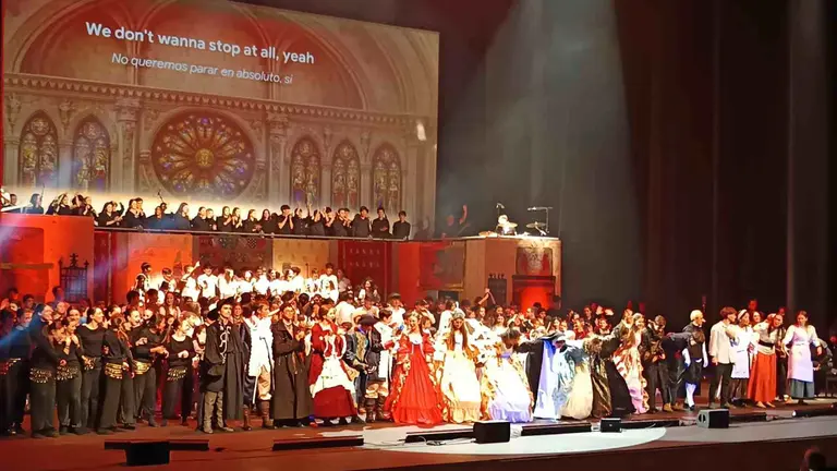 Alumnos del colegio Irabia-Izaga durante el saludo final del musical Un pastor en la corte.