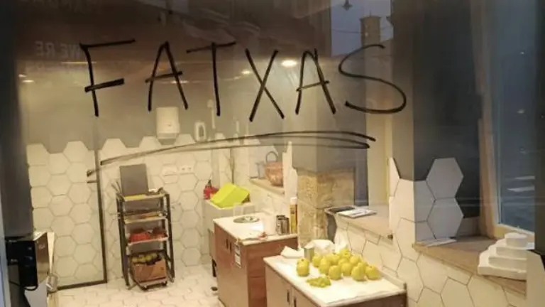 Imagen de una pintada en la tienda del Casco Antiguo de Pamplona Sabor a Espa&ntilde;a. CEDIDA