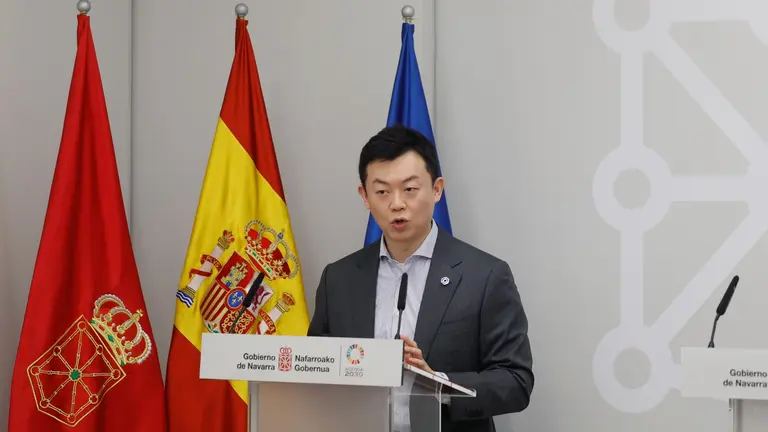 GRAFCAV817. PAMPLONA, 10/03/2026.- Pamplona ha acogido este martes la formalizaci&oacute;n de un acuerdo inicial para la instalaci&oacute;n en Navarra de una planta de la empresa china Hithium, dedicada a la fabricaci&oacute;n de bater&iacute;as y sistemas de almacenamiento de energ&iacute;a que, con una inversi&oacute;n inicial de unos 400 millones de euros, a buen seguro ser&aacute; "la historia de un &eacute;xito". Lo ha dicho la presidenta de Navarra, Mar&iacute;a Chivite, quien ha rubricado el anuncio acompa&ntilde;ado por el director de Inversiones, Hao Wang (i) y el consejero de Industria, Mikel Irujo. EFE/ Jes&uacute;s Diges