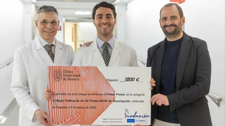 📷 El Dr. Joan Lorente, uno de los ganadores de esta edici&oacute;n de los Premios RCUN, junto al Dr. &Aacute;lvaro Gonz&aacute;lez, presidente de la Comisi&oacute;n de Docencia de la Cl&iacute;nica, y &Oacute;scar Ramos, representante de Fundaci&oacute;n Mutual M&eacute;dica.