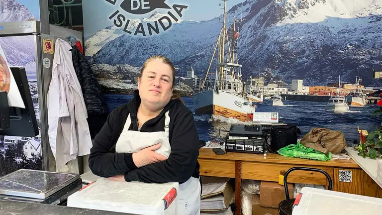 Amaya Erice en su puesto bacalao Aldaz en el mercado del Ensanche de Pamplona. Navarra.com