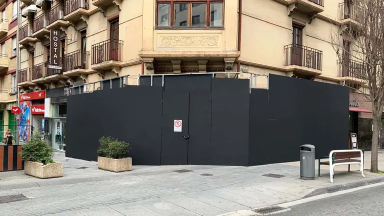 La fachada del Bar Bel Din se mantiene tapada por obras en la avenida de Conde Oliveto 2 en Pamplona. Navarra.com