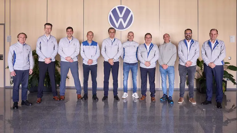 De izquierda a derecha, Ram&oacute;n Bult&oacute; (director de Pilothalle &
Anlaufmanagement), Andreas Benson (director de Finanzas&IT), Friso
Strahmann (director de Recursos Humanos), Miguel &Aacute;ngel Grijalba (director
de Producci&oacute;n), Michael Hobusch (presidente de Volkswagen Navarra), Alfredo Morales (presidente del Comit&eacute; de Empresa), Javier Mu&ntilde;oz (director
de Calidad), Carlos Zalduendo (CC. OO.), David Garc&iacute;a (director de Ingenier&iacute;a
de Planificaci&oacute;n) y Alfonso Eslava (director de Log&iacute;stica). CEDIDA