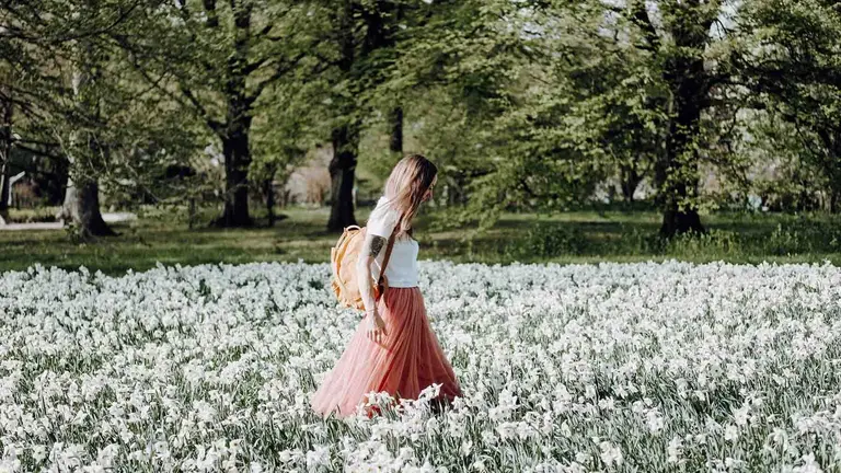 Una mujer pasea durante un d&iacute;a de primavera.