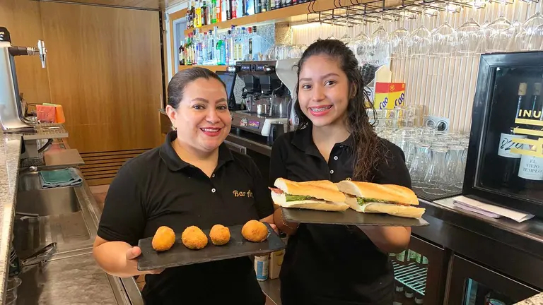 Yuly Andrea con su hija Nathalia Andrea en el bar Aral Fusi&oacute;n de Pamplona. Navarra.com
