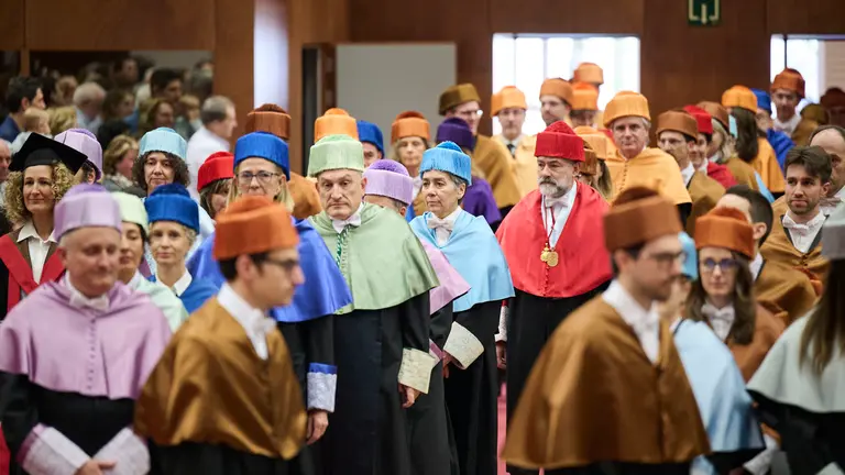 La UPNA celebra el acto acad&eacute;mico de investidura de los nuevos doctores y doctoras que han le&iacute;do su tesis en los &uacute;ltimos dos a&ntilde;os. PABLO LASAOSA