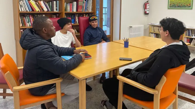 Un momento de tertulia entre varios j&oacute;venes en el centro de acogida en Elizondo para 20 chicos y chicas menores extranjeros no acompa&ntilde;ados. GOBIERNO DE NAVARRA