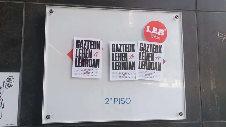 Pegatinas de la huelga general en la sede de UPN en Tudela. CEDIDA