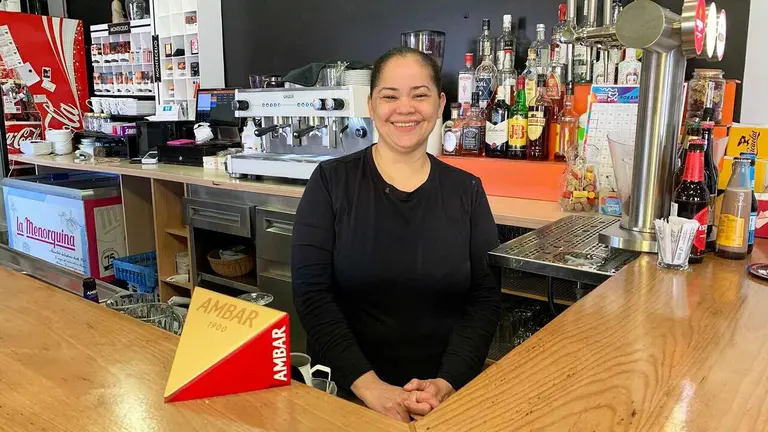 Yanet Ram&iacute;rez en el bar Gaz&oacute;laz de Obanos. Navarra.com