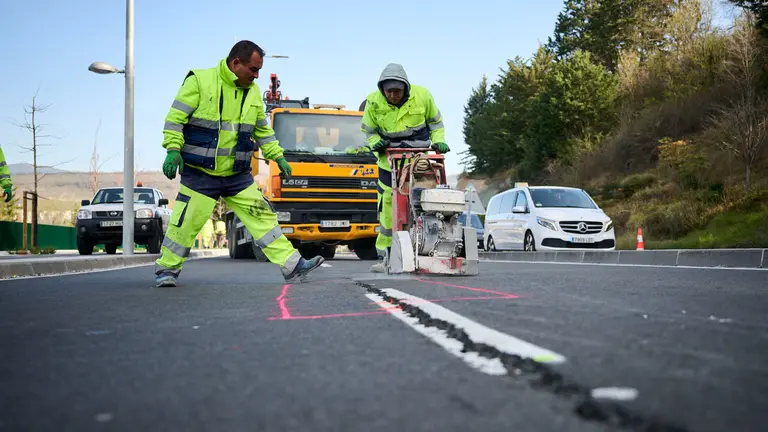 Comienzo de las obras de Beloso con una cata en la grieta. PABLO LASAOSA