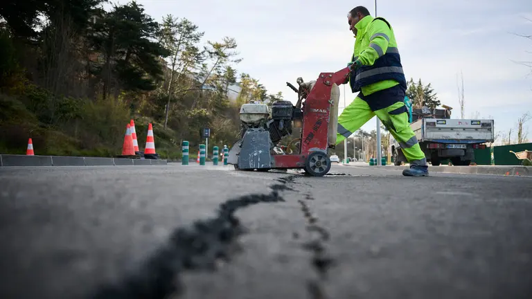 Comienzo de las obras de Beloso con una cata en la grieta. PABLO LASAOSA
