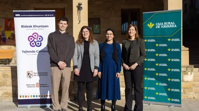 Cristina Rem&iacute;rez, alcaldesa de Bargota, equipo de Tejiendo Caminos, y Edurne Mar&iacute;n, Jefa de Zona de Caja
Rural de Navarra en Tierra Estella