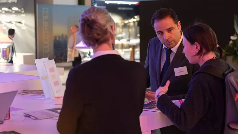 El stand se convirti&oacute; en un punto de encuentro para profesionales del sector, favoreciendo el desarrollo de nuevas relaciones comerciales. ATP ILUMINACI&Oacute;N