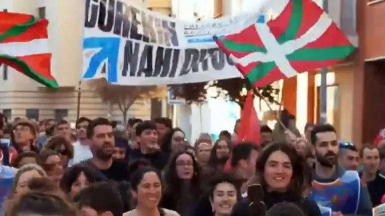 Pancarta de apoyo a los presos de ETA en el recorrido de la Korrika en Tudela