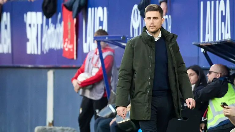 Alessio Lisci (entrenador CA Osasuna) durante el partido de La Liga EA Sports entre CA Osasuna y Girona FC disputado en el estadio de El Sadar en Pamplona. I&Ntilde;IGO ALZUGARAY