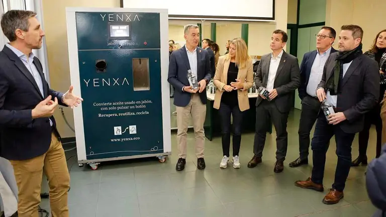 Una presentaci&oacute;n anterior de Yenxa con su equipo industrial que transforma aceite usado en jab&oacute;n.