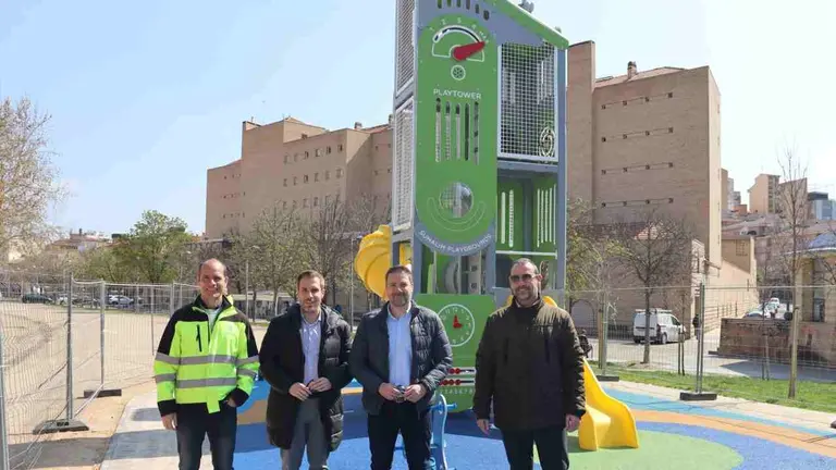 El alcalde de Tudela, Alejandro Toquero en la inauguraci&oacute;n de los nuevos parques infantiles.AYUNTAMIENTO DE TUDELA
