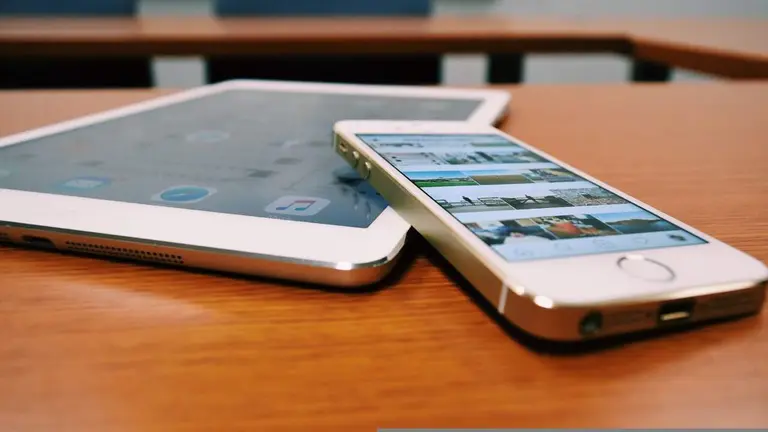 Imagen de archivo de un iPad y un iPhone. PIXABAY