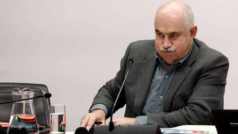 Imagen de archivo de la comisi&oacute;n de Investigaci&oacute;n sobre licitaci&oacute;n y adjudicaci&oacute;n de obras p&uacute;blicas del Gobierno de Navarra con la comparencia del Consejero de Desarrollo Rural y Medio Ambiente Jos&eacute; M&ordf; Aierdi. EFE/ JES&Uacute;S DIGES