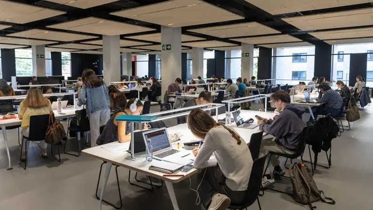 Imagen de una sala de estudios de la Universidad de Navarra.
