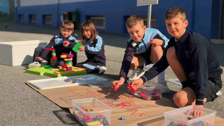 Unos ni&ntilde;os jugando en el patio del Colegio Amor de Dios de Burlada. CEDIDA