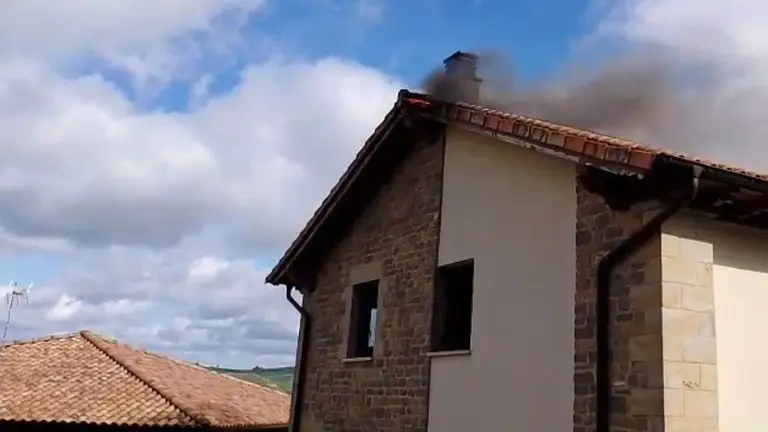 Imagen del incendio en una vivienda de Bidaurreta. BOMBEROS DE NAVARRA