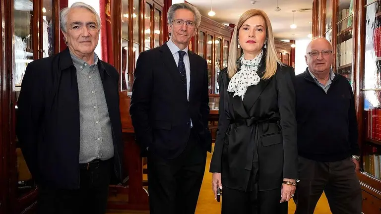 De izquierda a derecha, los doctores Lahuerta, San Miguel y Blad&eacute;, con la Dra. Mar&iacute;a Victoria Mateos, actual presidenta del Grupo Espa&ntilde;ol de Mieloma, en la
biblioteca del Colegio de M&eacute;dicos de Madrid.