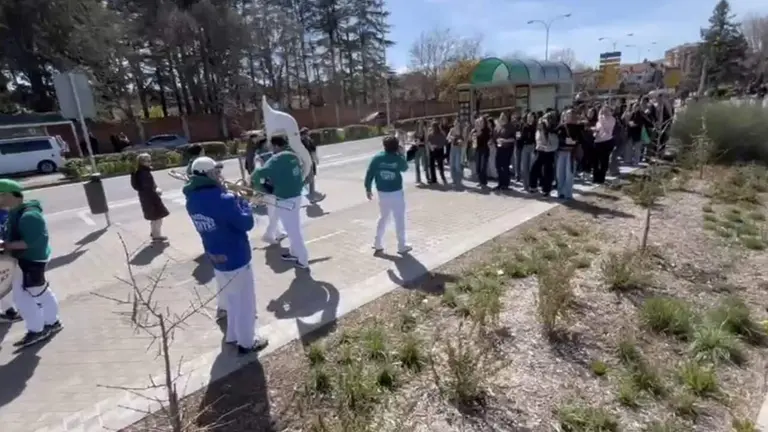 Ambiente festivo en la bajada a la Carpa Universitaria