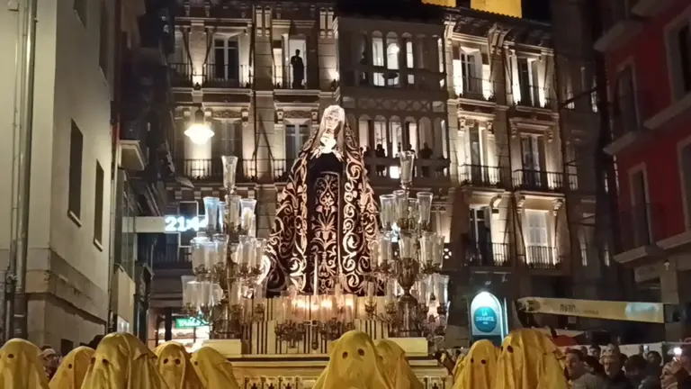 La Virgen de la Dolorosa, durante su traslado, en la plaza del Ayuntamiento de Pamplona